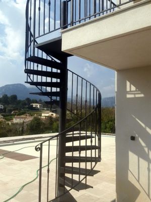 un vitrier qui pose une vitre