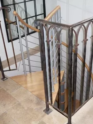 un vitrier qui pose une vitre