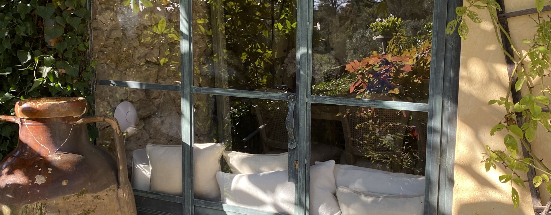 baie vitrée vue de l'extérieur d'une maison avec de la végétation et de la décoration d'extérieur