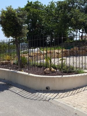 un vitrier qui pose une vitre