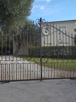 un vitrier qui pose une vitre