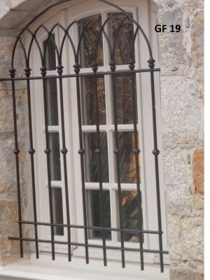 un vitrier qui pose une vitre