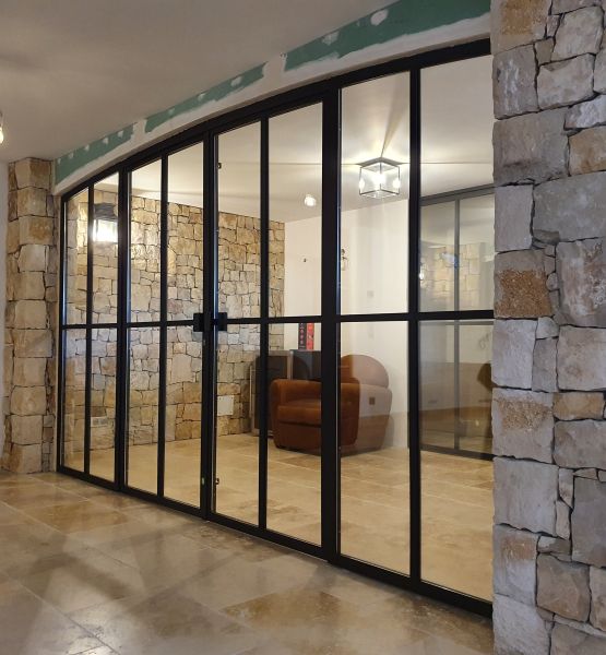 Photo de Garde-corps en fer forgé avec une piscine derrière.