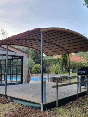 Pergola réalisé en fer forgé et bois