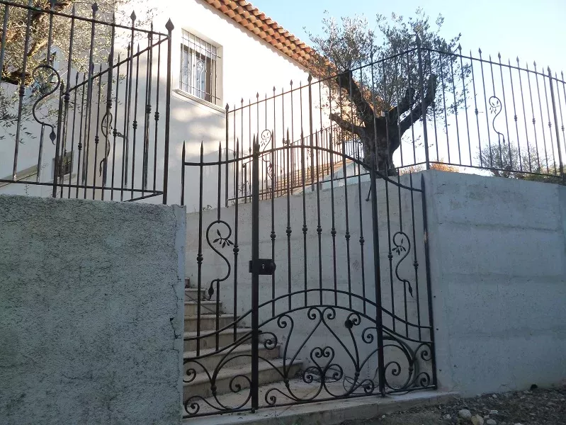 portillon d'entrée en fer forgé fait par la ferronnerie fer à fer